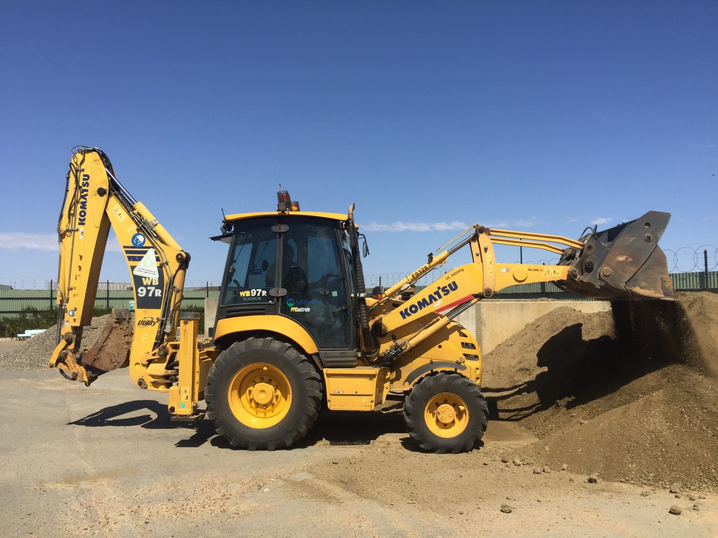 Unloading a backhoe using a cl5000 system
